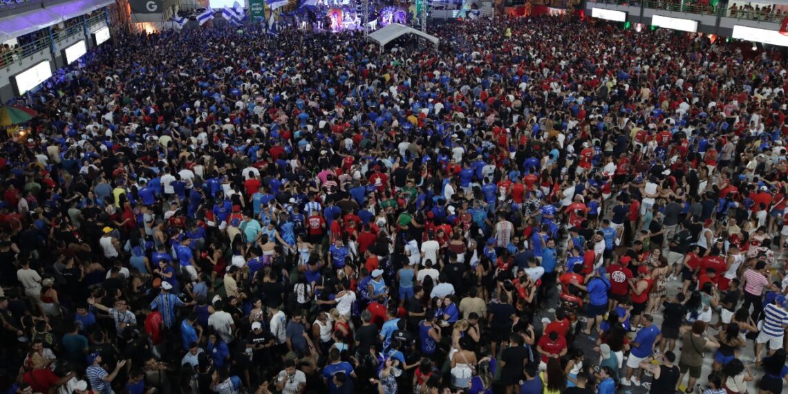 Abertura da temporada bovina leva mais de 10 mil pessoas ao Sambódromo