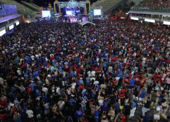 Abertura da temporada bovina leva mais de 10 mil pessoas ao Sambódromo