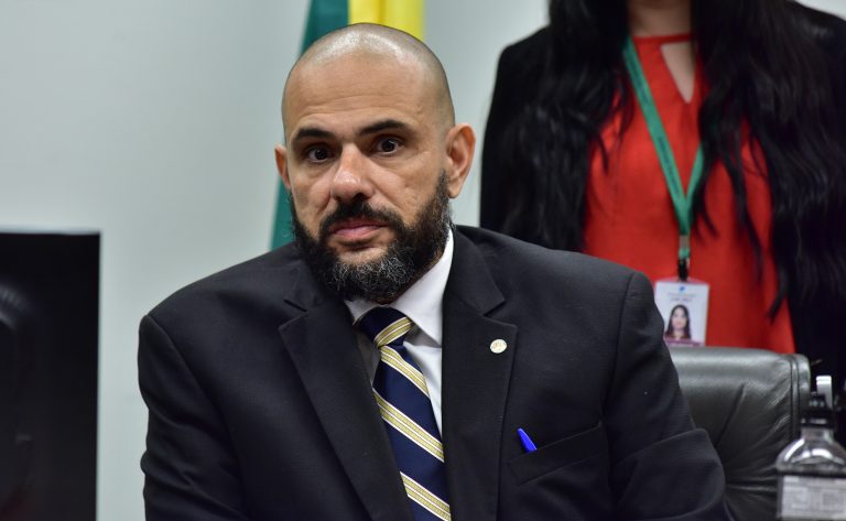 Comissão aprova audiodescrição obrigatória em arenas esportivas