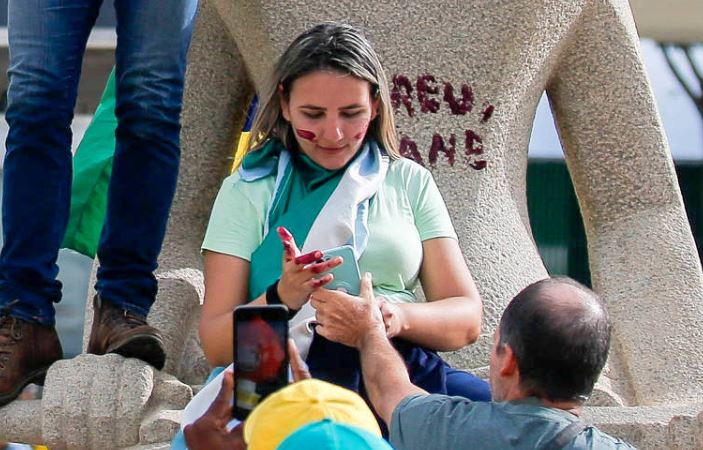 STF condena a 14 anos de prisão cabeleireira que pichou ‘Perdeu, mané’ em estátua