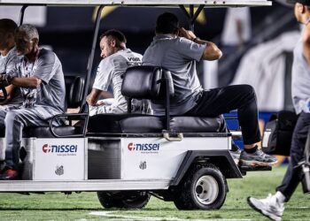 Santos confirma lesão de Neymar na coxa e não estipula prazo de recuperação