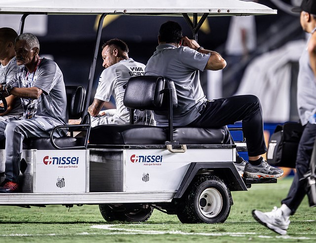 Santos confirma lesão de Neymar na coxa e não estipula prazo de recuperação
