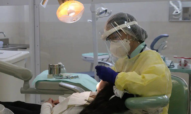 Mulheres vítimas de violência doméstica terão direito a reconstruções dentárias pelo SUS