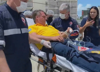 Cirurgia de Bolsonaro no intestino termina após mais de 11h