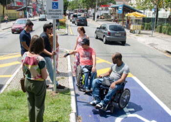 Censo 2022: dois em cada três brasileiros moram em vias sem rampa para cadeirantes
