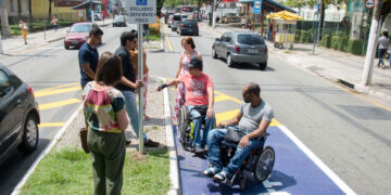 Censo 2022: dois em cada três brasileiros moram em vias sem rampa para cadeirantes