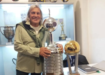 Morre o irreverente goleiro Hugo Gatti, ídolo dos argentinos, aos 80 anos