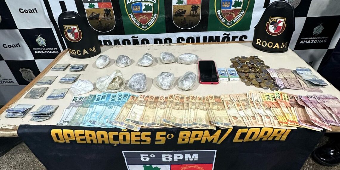 Suspeita de liderar tráfico em Coari é presa com drogas e R$ 2,3 mil em espécie