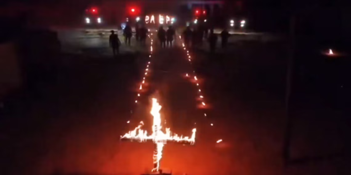 Vídeo mostra policiais de SP queimando cruzes e fazendo gestos que remetem à saudação nazista