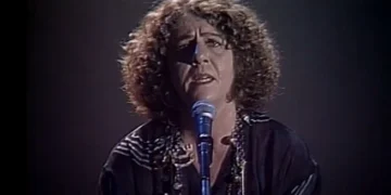Morre a cantora Cristina Buarque, aos 74 anos