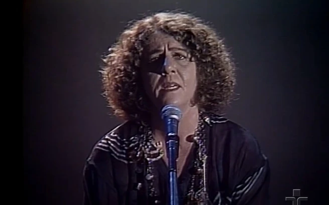 Morre a cantora Cristina Buarque, aos 74 anos