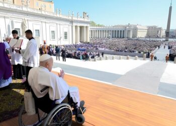 Papa Francisco chega de surpresa à Praça São Pedro