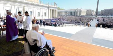 Papa Francisco chega de surpresa à Praça São Pedro