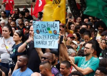 Seis em cada 10 brasileiros apoiam a redução da jornada de trabalho