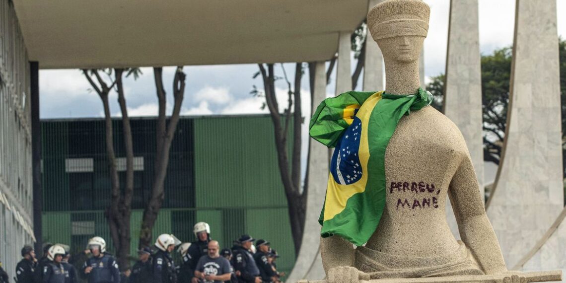 STF forma maioria para condenar mulher que pichou “Perdeu, mané” na estátua da Justiça
