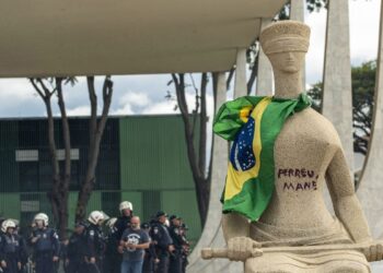 STF forma maioria para condenar mulher que pichou “Perdeu, mané” na estátua da Justiça
