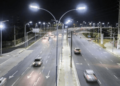 Aumenta fatia de habitantes em vias com iluminação pública e pavimentadas