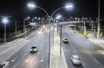 Aumenta fatia de habitantes em vias com iluminação pública e pavimentadas
