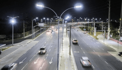 Aumenta fatia de habitantes em vias com iluminação pública e pavimentadas