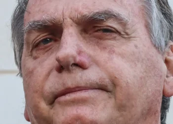 Bolsonaro tem piora clínica e segue na UTI após cirurgia abdominal