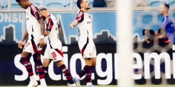 Com 2 gols de Arrascaeta, Flamengo bate Grêmio na terceira rodada do Brasileirão