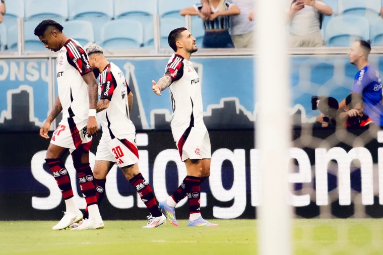 Com 2 gols de Arrascaeta, Flamengo bate Grêmio na terceira rodada do Brasileirão