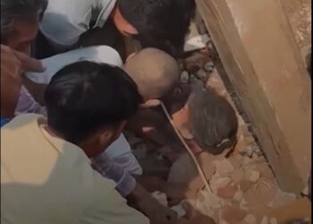 Cinco dias após terremoto em Mianmar, homens são resgatados com vida dos escombros