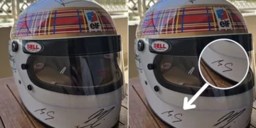 Com ajuda da esposa, Schumacher assina capacete em rara rara aparição em tributo da F-1
