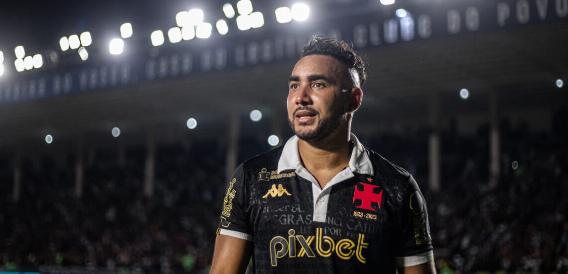 Com dores no joelho, Payet vira desfalque no Vasco para clássico com o Flamengo