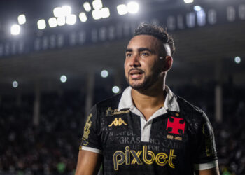 Com dores no joelho, Payet vira desfalque no Vasco para clássico com o Flamengo