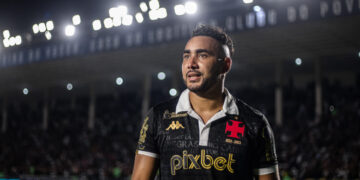 Com dores no joelho, Payet vira desfalque no Vasco para clássico com o Flamengo
