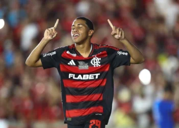 Flamengo vence o Botafogo-PB com gol do estreante Joshua e larga na frente na Copa do Brasil