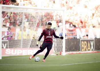 Jogadores do Flamengo sofrem tentativa de assalto após volta ao RJ e goleiro tem carro baleado