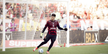 Jogadores do Flamengo sofrem tentativa de assalto após volta ao RJ e goleiro tem carro baleado
