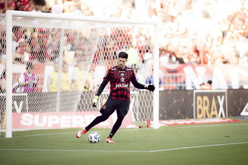 Jogadores do Flamengo sofrem tentativa de assalto após volta ao RJ e goleiro tem carro baleado