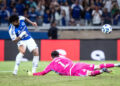 Gabigol decide nos acréscimos, Cruzeiro vence Flamengo e Palmeiras lidera Brasileirão