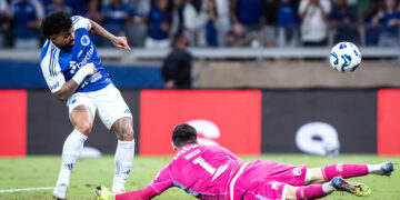 Gabigol decide nos acréscimos, Cruzeiro vence Flamengo e Palmeiras lidera Brasileirão
