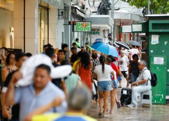Governo do Amazonas antecipa 13º salário para servidores e injeta R$ 1,5 bilhão na economia