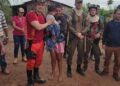 Menino desaparecido é encontrado com ajuda de cães que o protegeram em mata no Amazonas