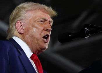 Trump ameaça compradores de petróleo do Irã após adiamento de negociações por acordo nuclear