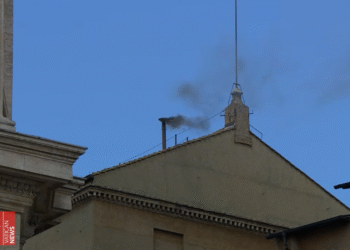 Fumaça preta volta a subir no Vaticano e conclave segue sem definição do novo papa
