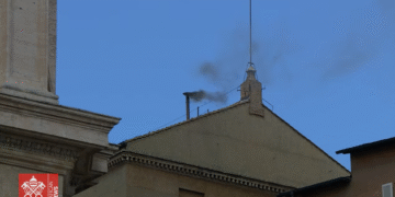Fumaça preta volta a subir no Vaticano e conclave segue sem definição do novo papa
