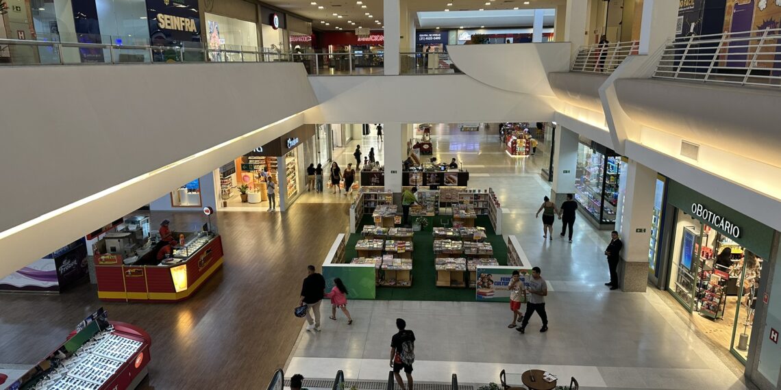 ‘Plantão Tira-Dúvidas’ em shopping orienta sobre a Declaração de Imposto de Renda à população de Manaus
