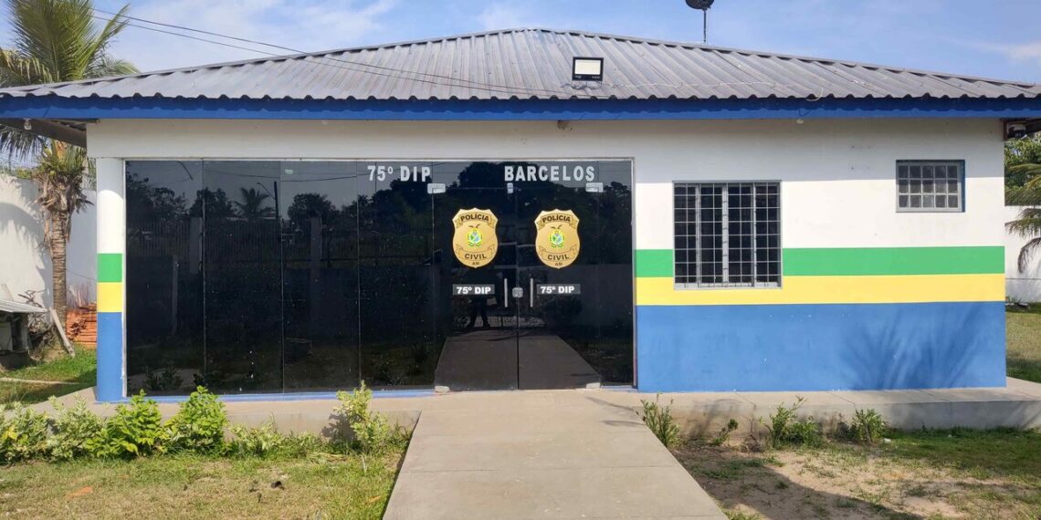 Mãe é presa por agredir filhos e abandonar bebê em Barcelos (AM)