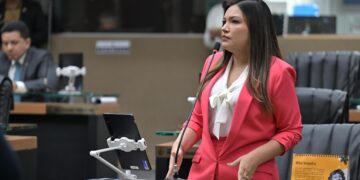 Joana Darc tem dois projetos aprovados na Aleam sobre bem-estar animal e mães atípicas
