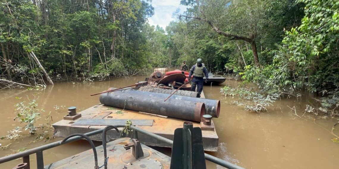 Operação Ágata inutiliza 10 dragas de garimpo ilegal na Amazônia