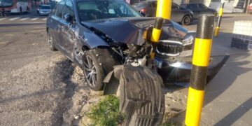 BMW avança sinal e causa acidente no Centro de Manaus