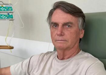 Jair Bolsonaro recebe alta hospitalar após três semanas internado em Brasília