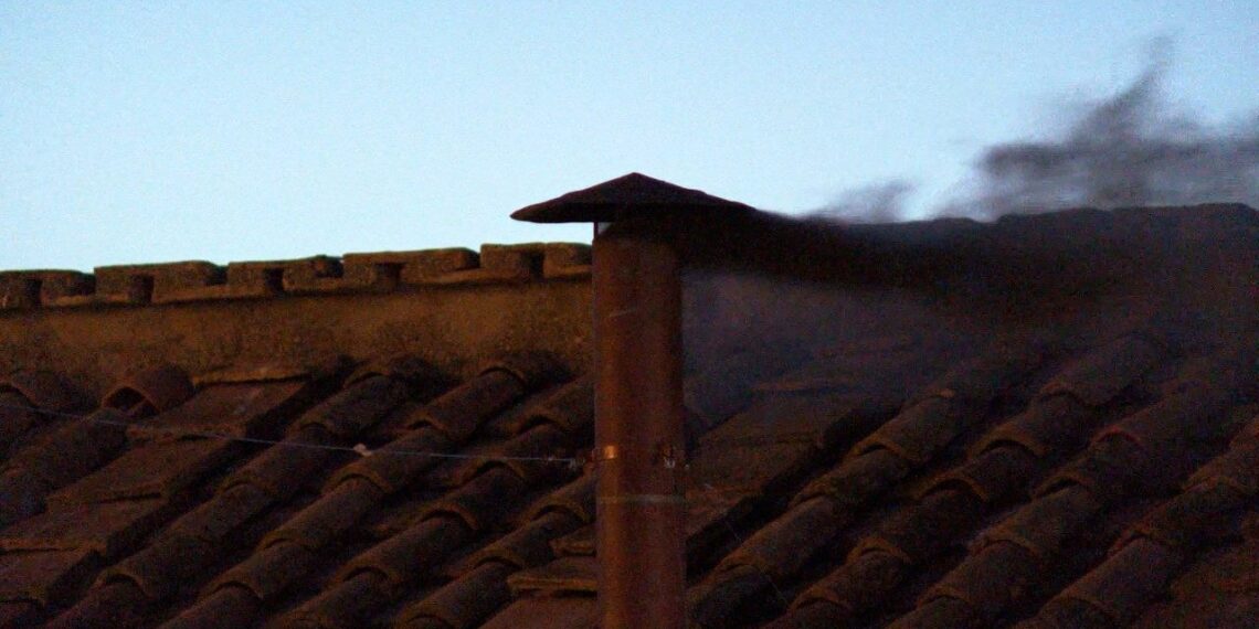 Fumaça preta no Vaticano indica que novo papa ainda não foi escolhido