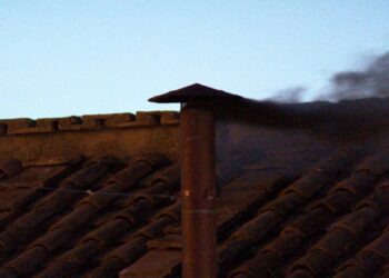 Fumaça preta no Vaticano indica que novo papa ainda não foi escolhido